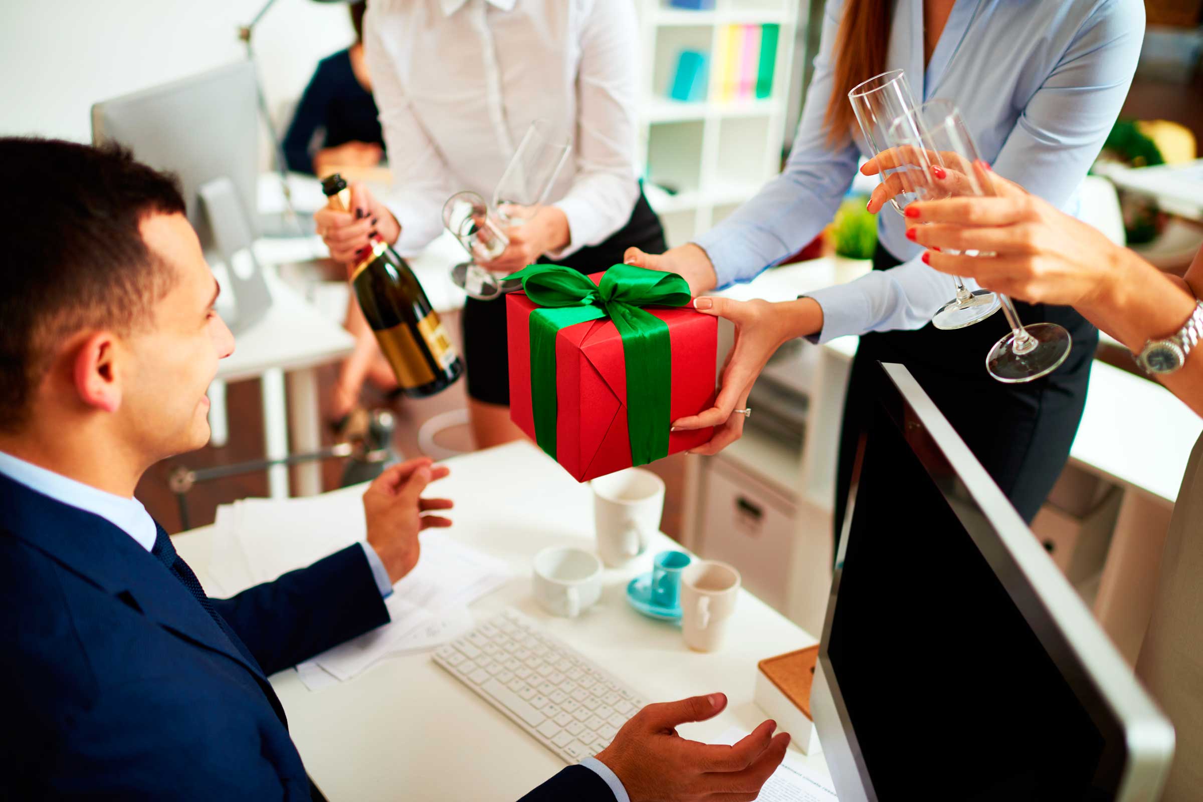04_gift-giving_etiquette_need_holiday_se