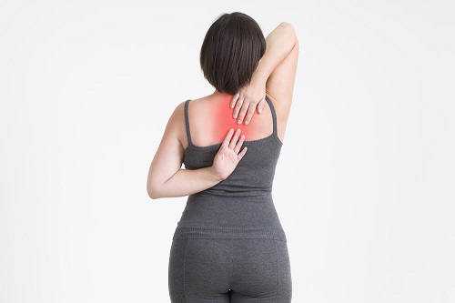 Đau lưng giữa ở phụ nữ: Nguyên nhân và cách giảm đau