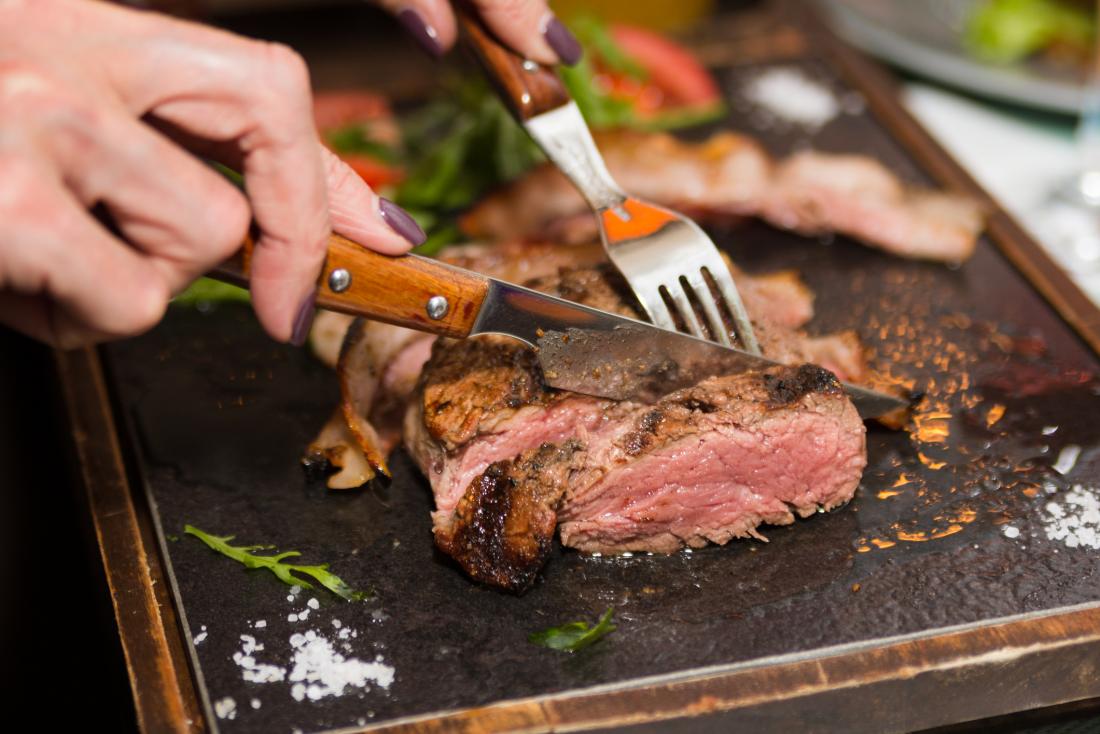 Thịt đỏ làm tăng nguy cơ mắc bệnh tim thông qua vi khuẩn đường ruột